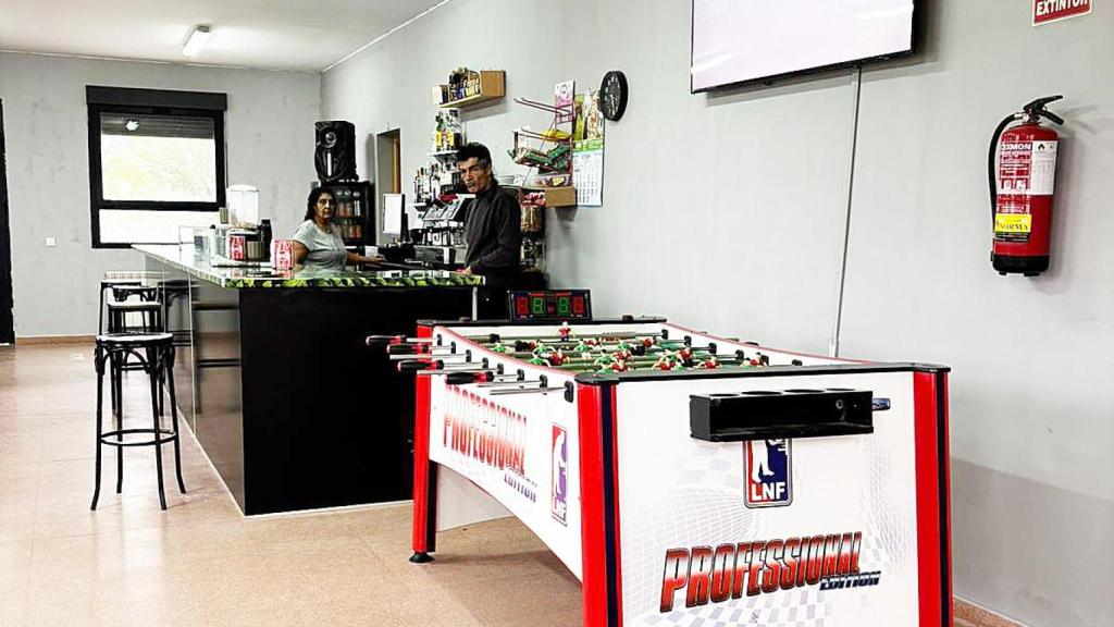 Imagen del Bar Alameda, con su futbolín en Brahojos de Medina