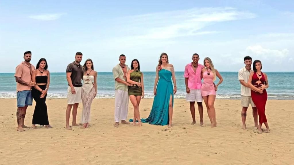 Las parejas de 'La isla de las tentaciones 9' posan con Sandra Barneda.