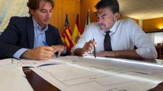 El concejal Carlos de Juan y el alcalde Luis Barcala examinando la documentación para el cambio.