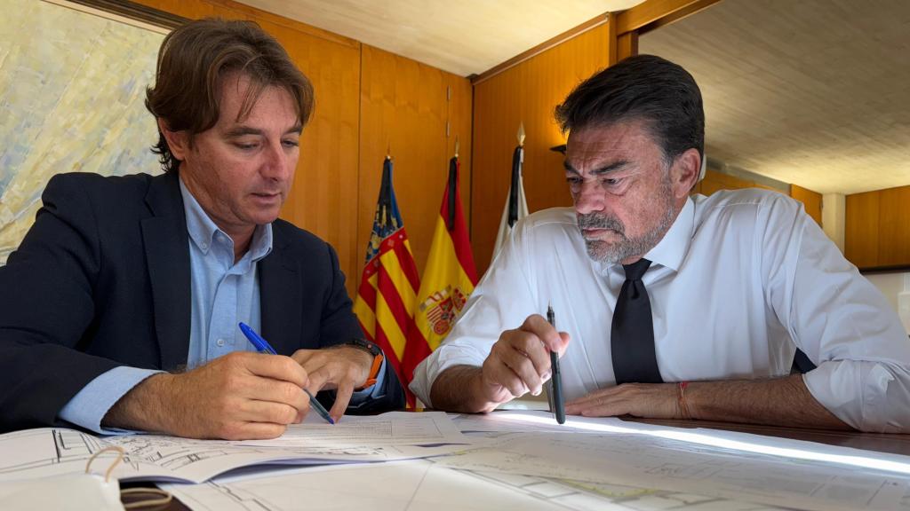 El concejal Carlos de Juan y el alcalde Luis Barcala examinando la documentación para el cambio.