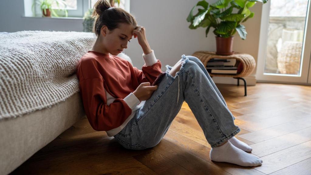 Imagen de archivo de una joven haciendo 'doomscrolling'.