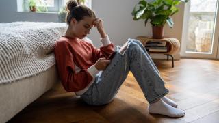 Imagen de archivo de una joven haciendo 'doomscrolling'.