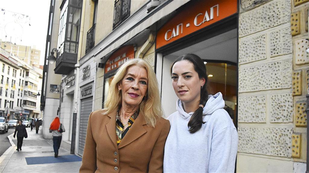 Gloria y Laura en la Boutique Can-Can que echa el cierre