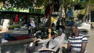 Abdullay (43 años) y Tahman (23), en el parque Bruil de Zaragoza.