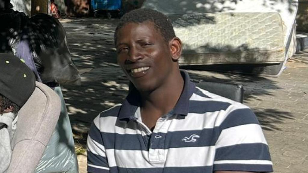 Abdullay (43 años) y Tahman (23), en el parque Bruil de Zaragoza.