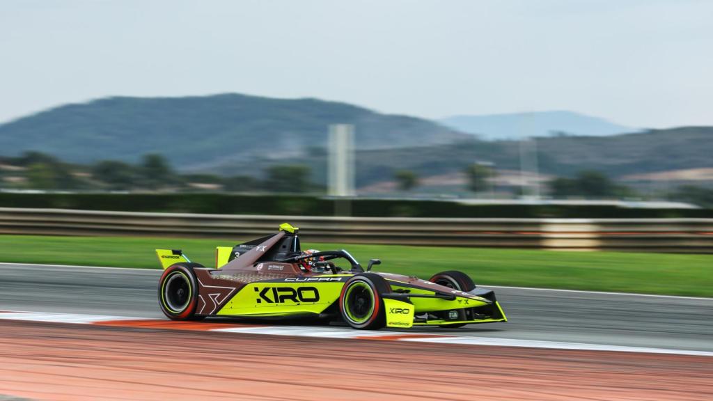 Pepe Martí, con su coche de Fórmula E.