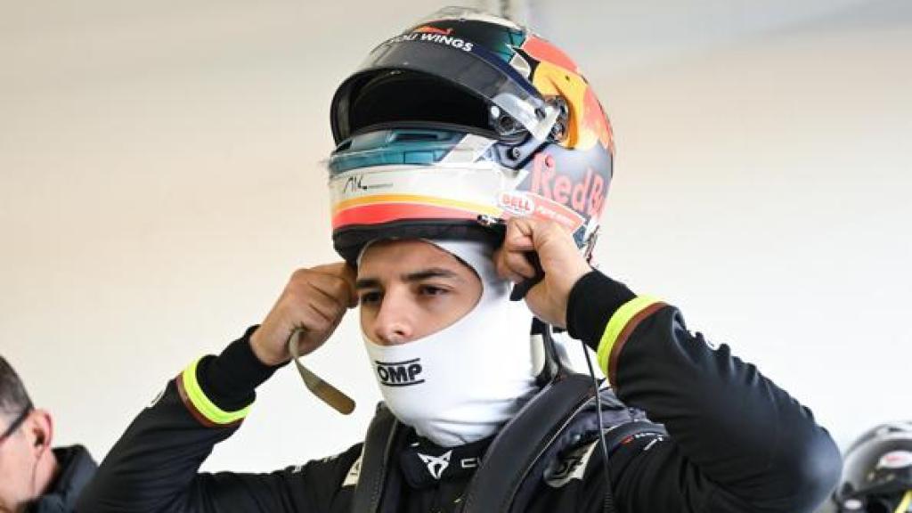 Pepe Martí se pone el casco antes de salir a pista.