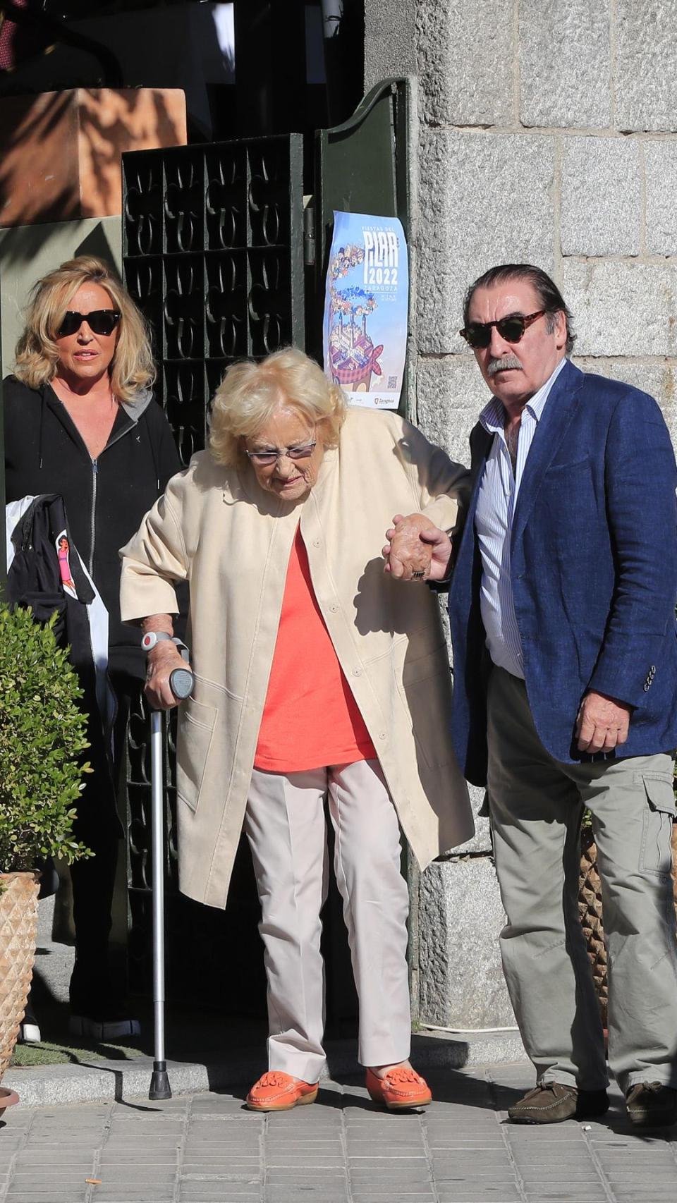 Lydia junto a su marido, Charly, y su madre, a la salida de una comida.