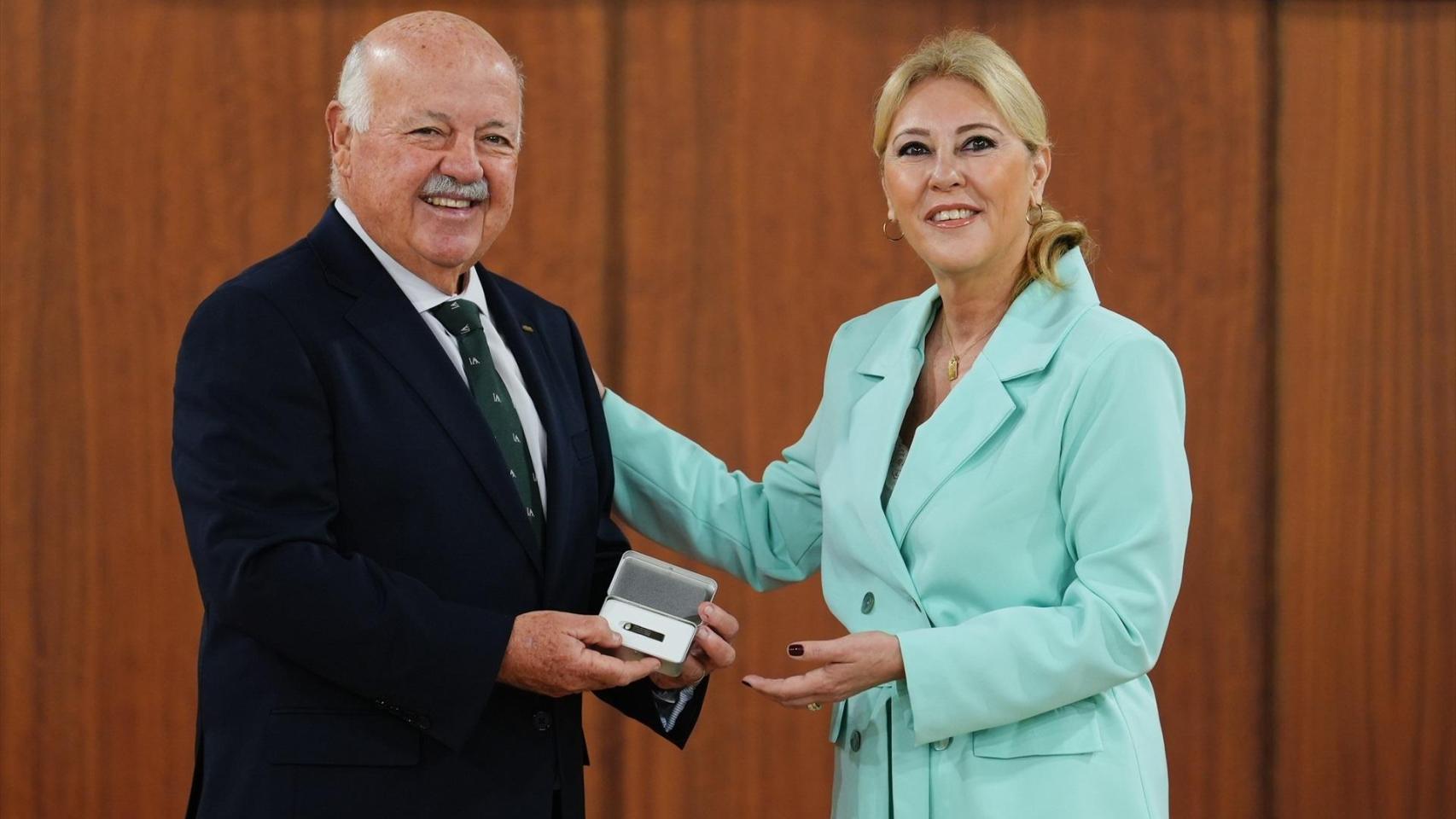 Carolina España entrega el Presupuesto de Andalucía para 2026 al presidente del Parlamento, Jesús Aguirre.