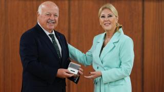 Carolina España entrega el Presupuesto de Andalucía para 2026 al presidente del Parlamento, Jesús Aguirre.