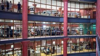 Empleados públicos en Torretriana, sede de la Junta de Andalucía en Sevilla.