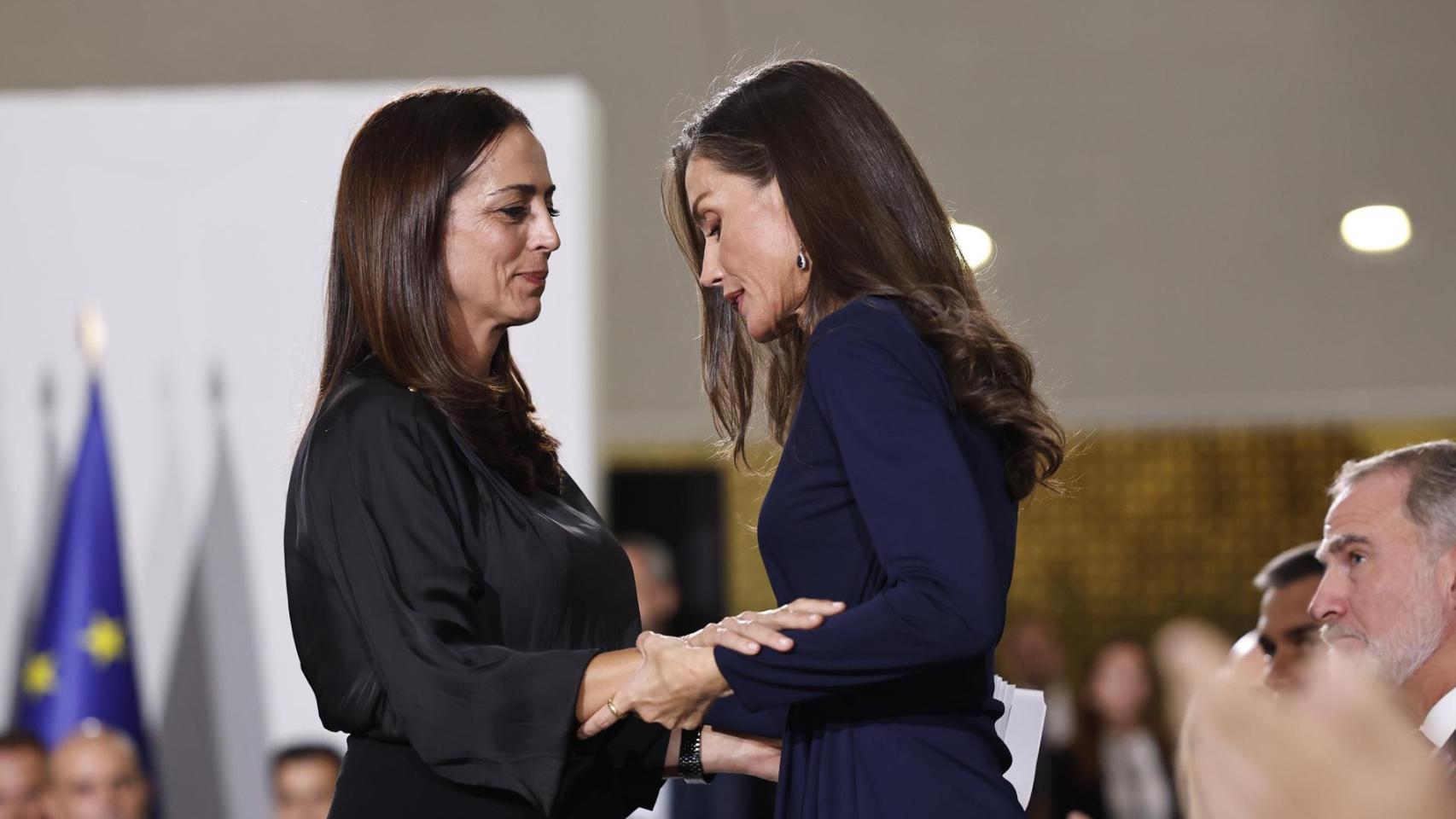 Naiara Chuliá Beitia, familiar afectada por la tragedia, saluda a la monarca tras su intervención en el acto.
