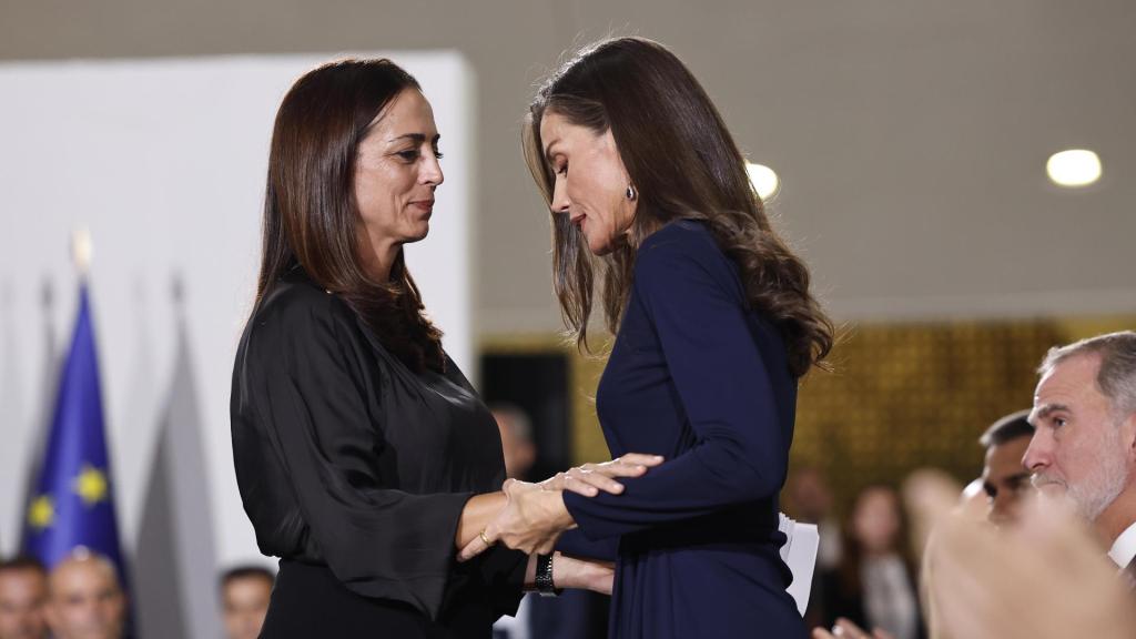 Naiara Chuliá Beitia, familiar afectada por la tragedia, saluda a la monarca tras su intervención en el acto.