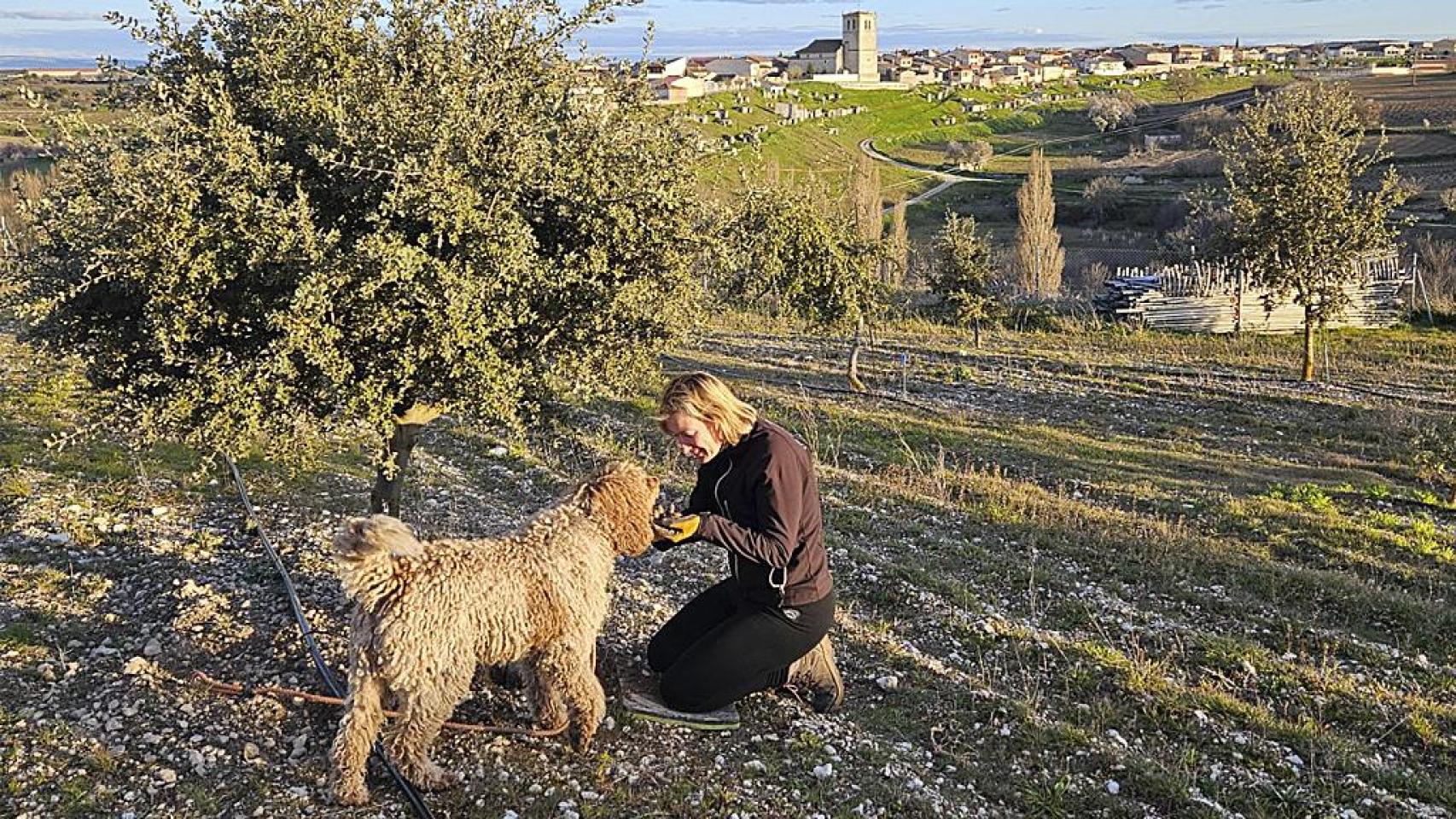 Raquel con Lucas recolectando trufas