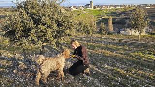 Raquel con Lucas recolectando trufas