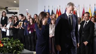 Los reyes Felipe VI (d) y Letizia (i) realizan una ofrenda floral durante el funeral de Estado.
