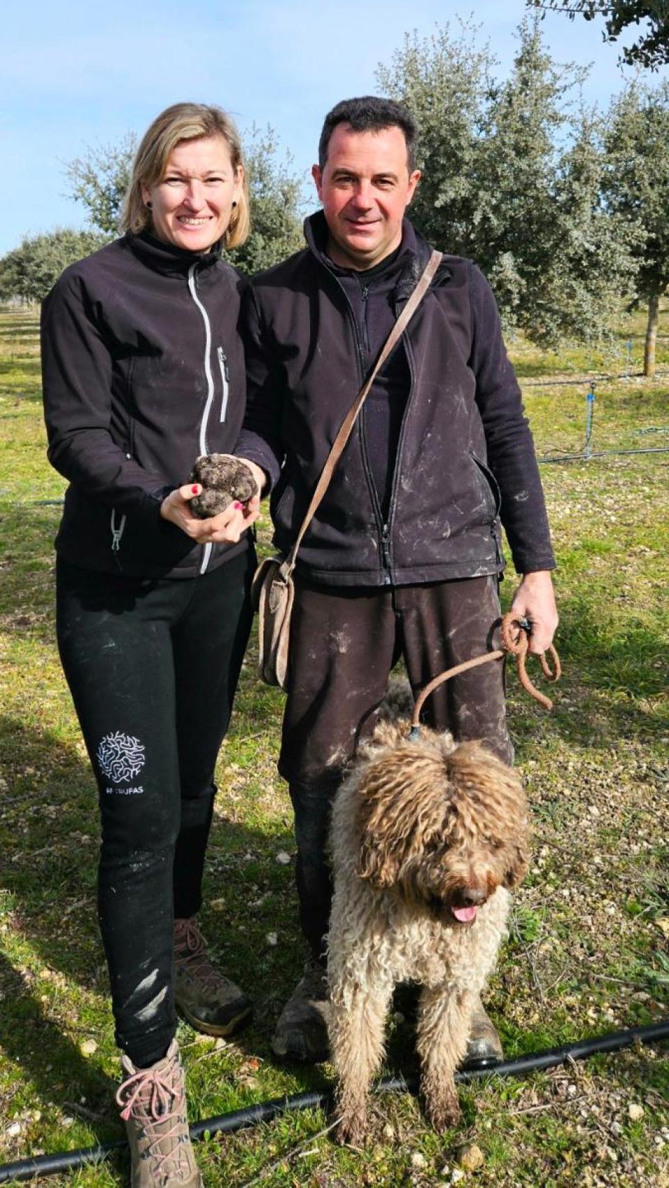 Raquel, su marido y Lucas con las trufas