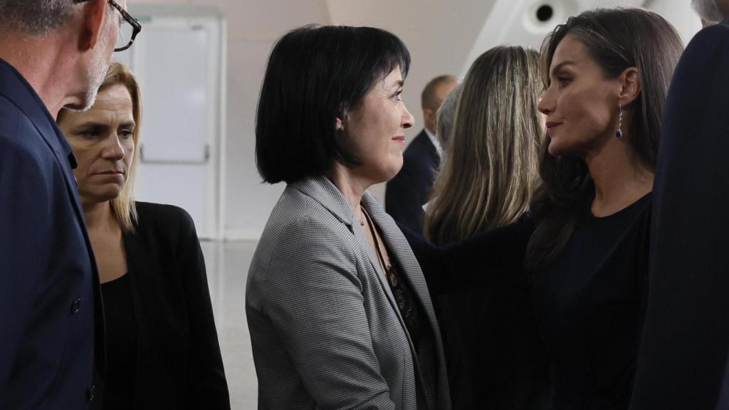 La reina Letizia saluda a Toñi García minutos antes de la ceremonia. Ballesteros / Efe