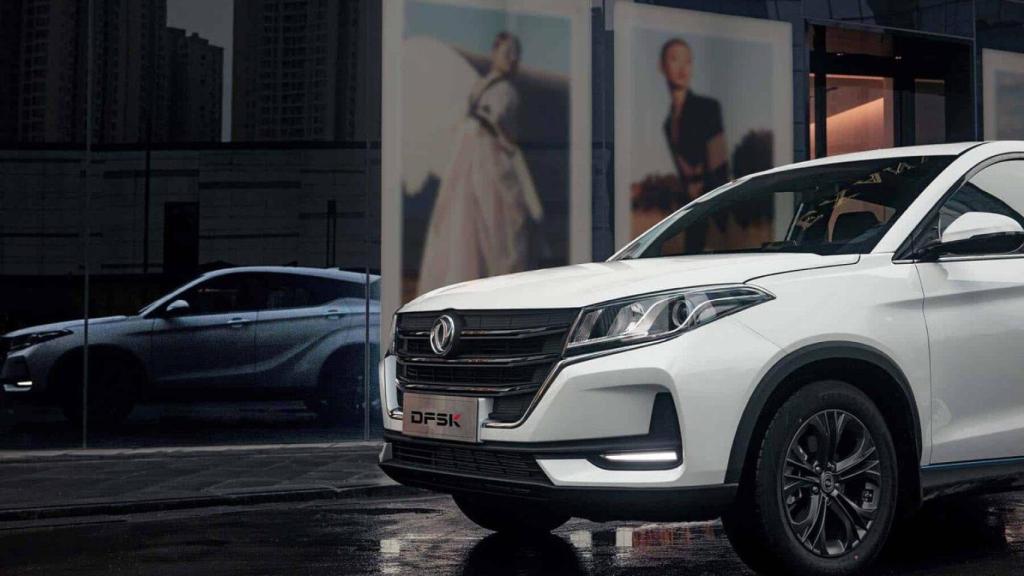 Con 4.38 m de largo, 1.85 m de ancho y un alto de 1.64 m, el 500 es uno de los vehículos más grandes de su segmento.