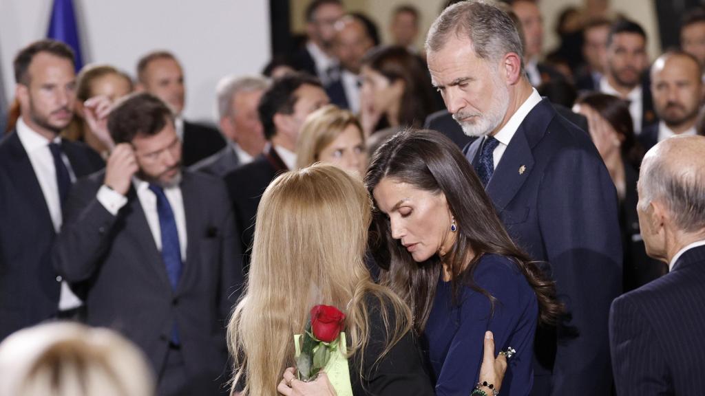 Los reyes Felipe VI y Letizia saludan a familiares de las 237 víctimas de la dana al término del funeral de Estado celebrado en Valencia con motivo del primer aniversario de la tragedia. Efe / Kai Forsterling