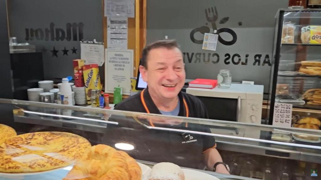 Javi, hostelero, sirviendo desayunos en su bar