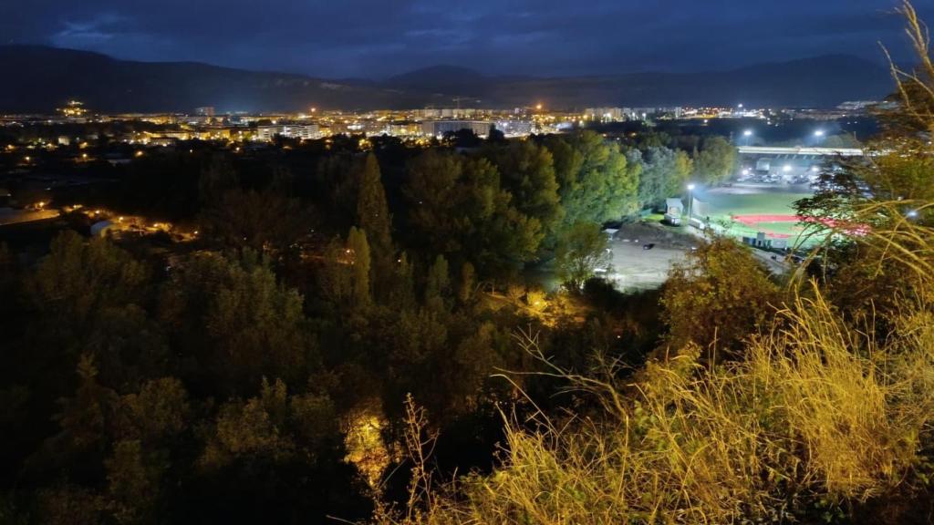 Vista del campo de bésibol José Aguadero desde la avenida de la Baja Navarra: entre ambos discurre el camino del seminario.