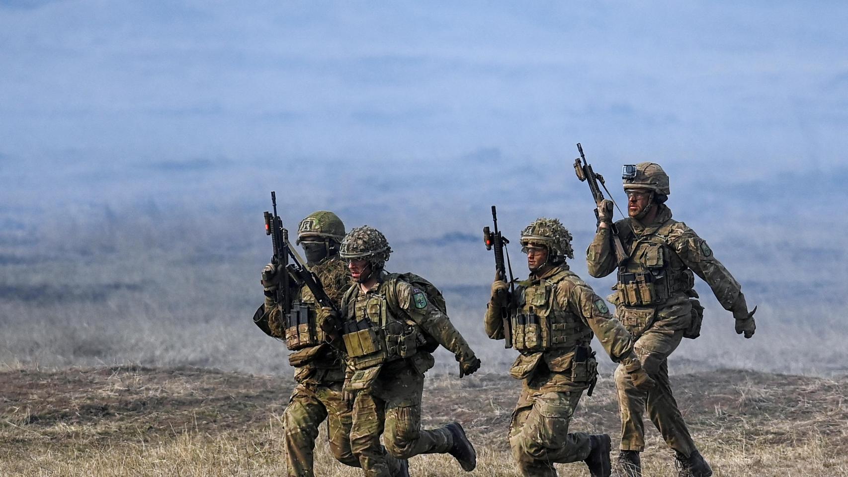 Tropas de la OTAN participan en el ejercicio «Steadfast Dart 2025» de la OTAN en el campo de entrenamiento de Smardan, cerca de Galati, Rumania, el pasado febrero.