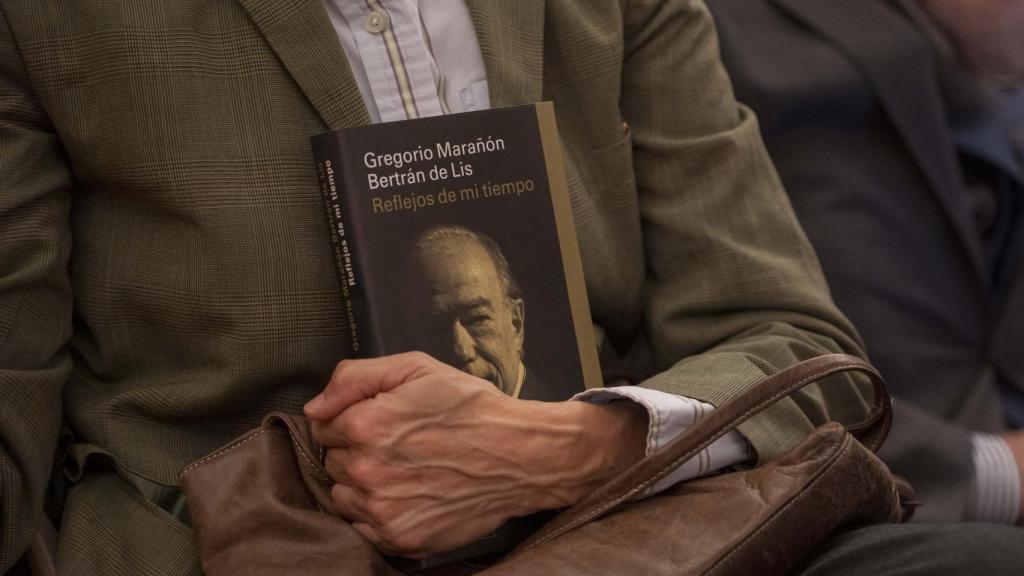 Portada del libro 'Reflejos de mi tiempo'.