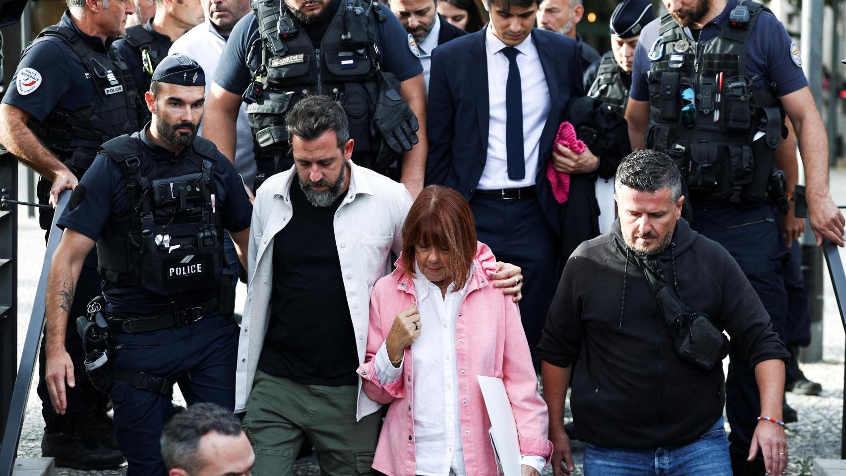 Gisele Pelicot y su hijo salen del juzgado tras conocerse el veredicto de un juicio de apelación interpuesto por uno de sus violadores, Husamettin D.,