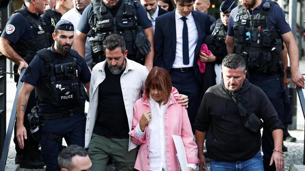 Gisele Pelicot y su hijo salen del juzgado tras conocerse el veredicto de un juicio de apelación interpuesto por uno de sus violadores, Husamettin D.,