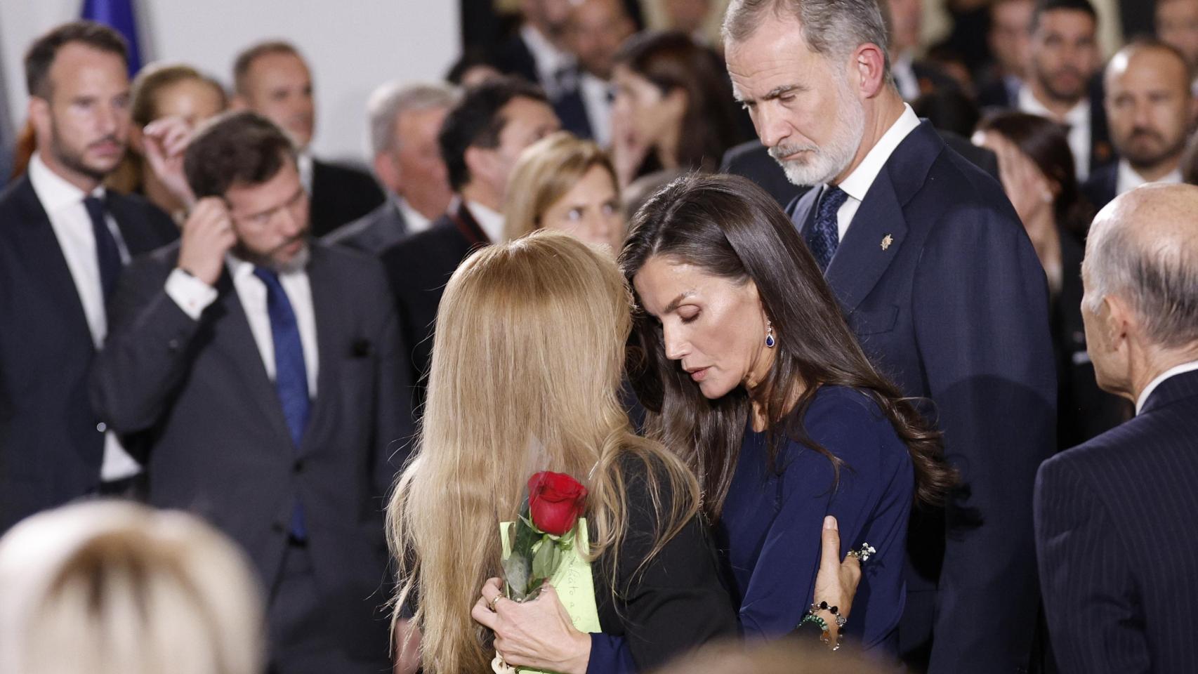Los reyes Felipe VI y Letizia saludan a familiares de las 237 víctimas de la dana al término del funeral de Estado celebrado en Valencia con motivo del primer aniversario de la tragedia. Efe / Kai Forsterling
