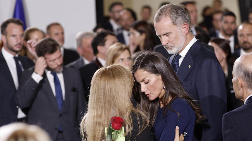 Los reyes Felipe VI y Letizia saludan a familiares de las 237 víctimas de la dana al término del funeral de Estado celebrado en Valencia con motivo del primer aniversario de la tragedia. Efe / Kai Forsterling