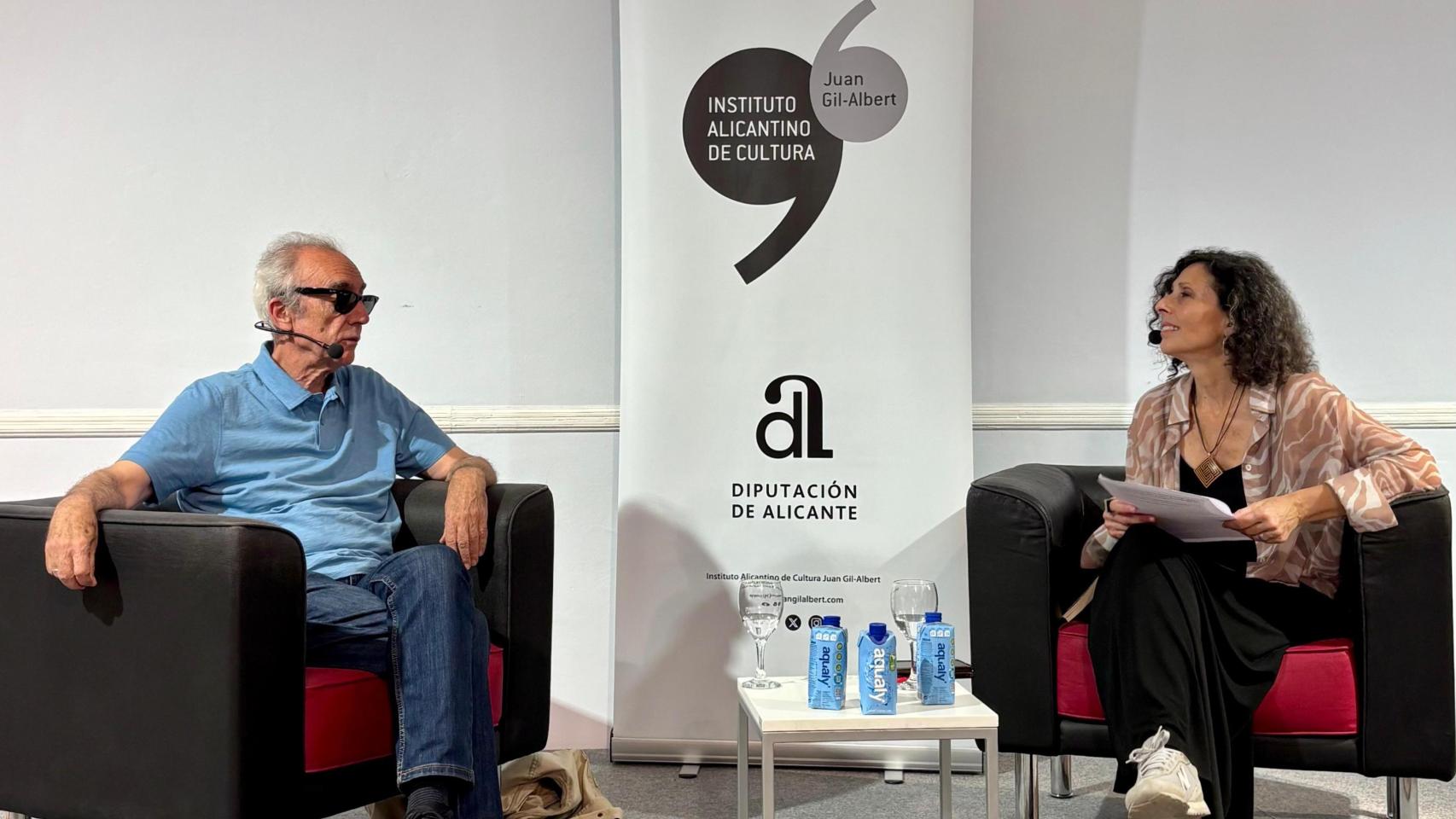 Juan José Millás y la directora del Gil-Albert Cristina Martínez.