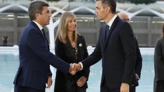 Instante del frío saludo entre Carlos Mazón y Pedro Sánchez en el funeral de Estado por la dana. Efe / Ballesteros