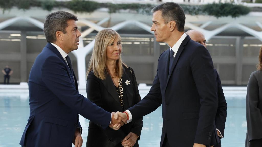 Pedro Sánchez saluda a Carlos Mazón a su llegada al funeral de Estado por la dana, este miércoles.