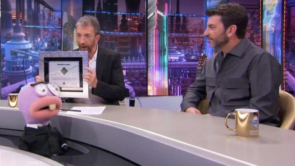 Pablo Motos enseñando la placa que le han entregado al programa los vecinos de Paiporta.