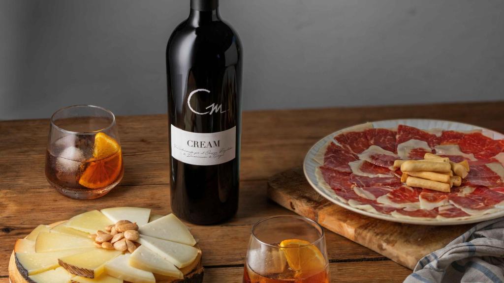 Un cream, acompañado de jamón y queso.