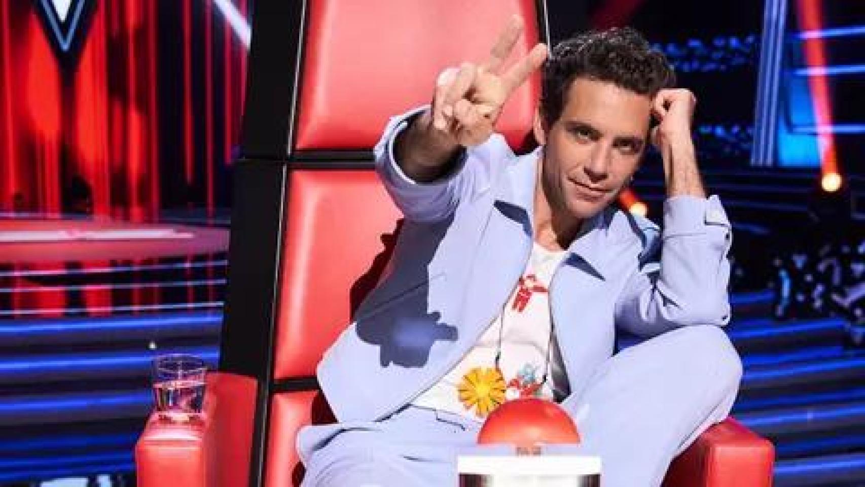 Mika posa desde su sillón como coach de 'La Voz' de Antena 3.