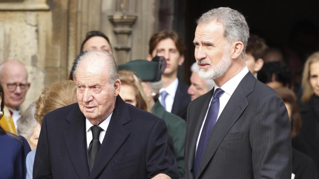 El rey emérito Juan Carlos I y el Rey Felipe VI en el funeral de Constantino de Grecia, en enero de 2023