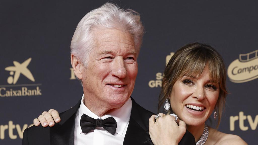 Richard Gere y Alejandra Silva en los Premios Goya 2025.