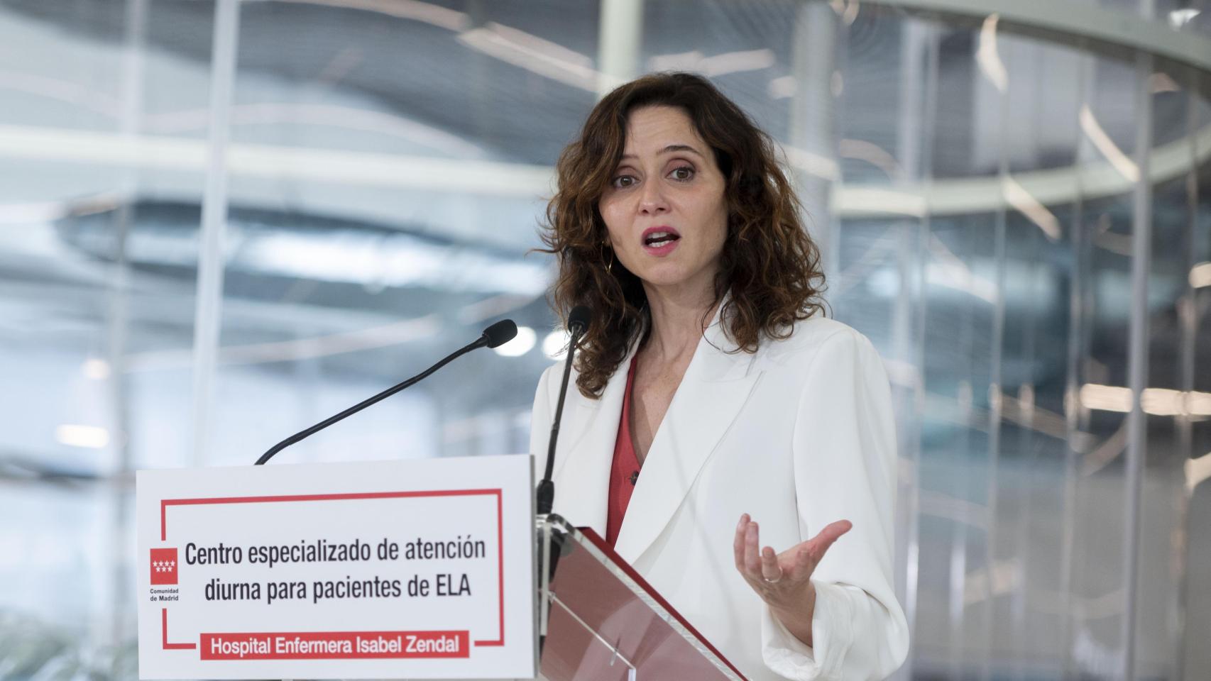 Isabel Díaz Ayuso durante su visita al Centro Especializado de Atención Diurna para enfermos de ELA en el Hospital público Enfermera Isabel Zendal en 2024.