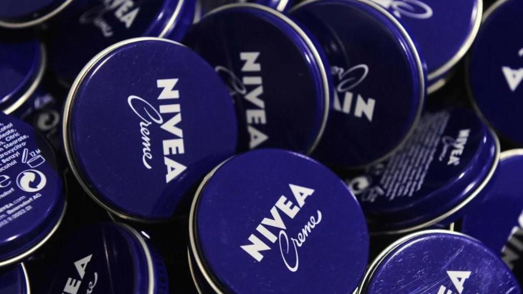 Cremas Nivea de la lata azul.