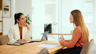 Imagen de archivo resolviendo un trámite en un despacho.