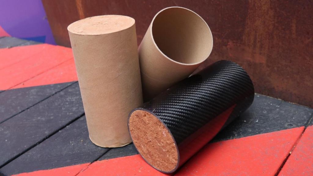 El ladrillo hecho con tierra apisonada y cartón.