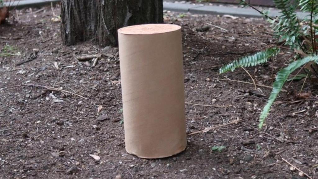 El ladrillo hecho con tierra apisonada y cartón.