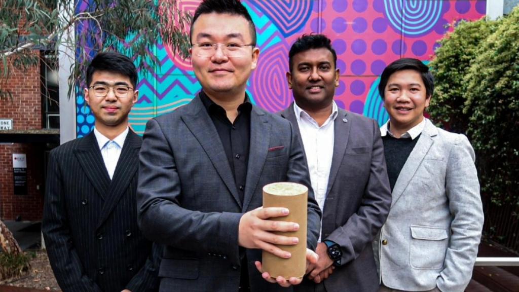 El equipo de investigación del RMIT sujetando un ladrillo de este material.