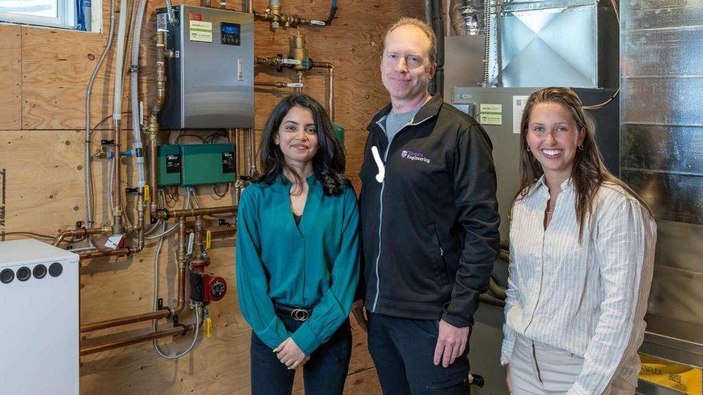 Investigadores Shafquat Rana, Joshua Pearce y Jaime Crncich (I-D)