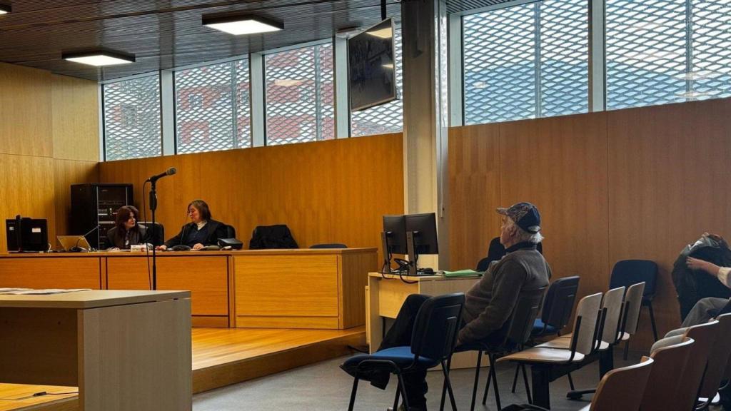 Juicio contra el ourensano acusado de amenazar a tres vecinos.