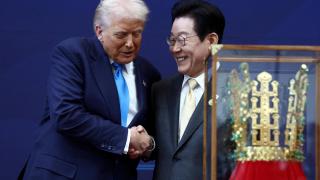 El presidente estadounidense Donald Trump junto al presidente surcoreano Lee Jae Myung en el marco de la cumbre de líderes de la Cooperación Económica Asia-Pacífico (APEC) en Gyeongju, Corea del Sur, el 29 de octubre de 2025.