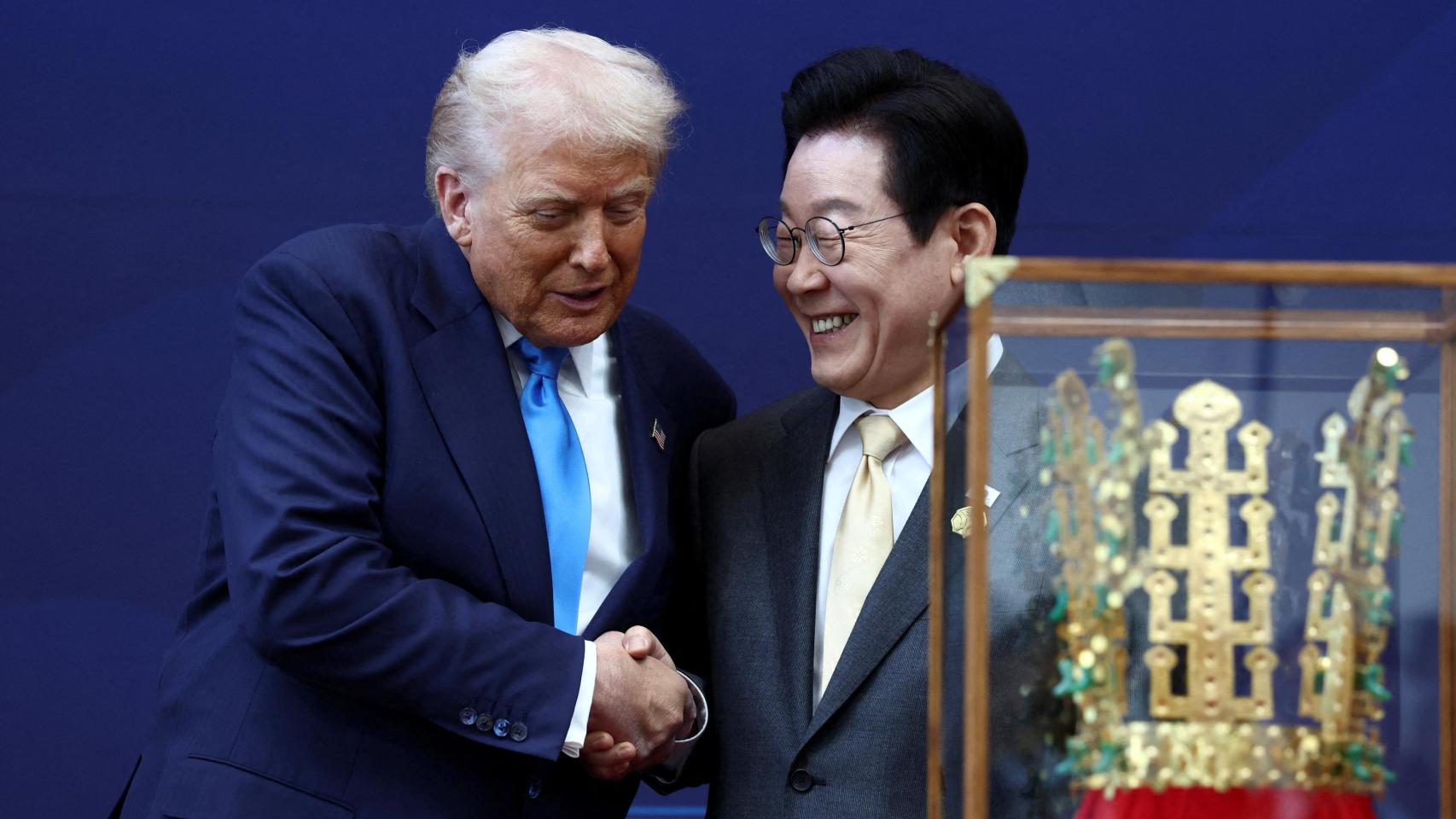 El presidente estadounidense Donald Trump junto al presidente surcoreano Lee Jae Myung en el marco de la cumbre de líderes de la Cooperación Económica Asia-Pacífico (APEC) en Gyeongju, Corea del Sur, el 29 de octubre de 2025.